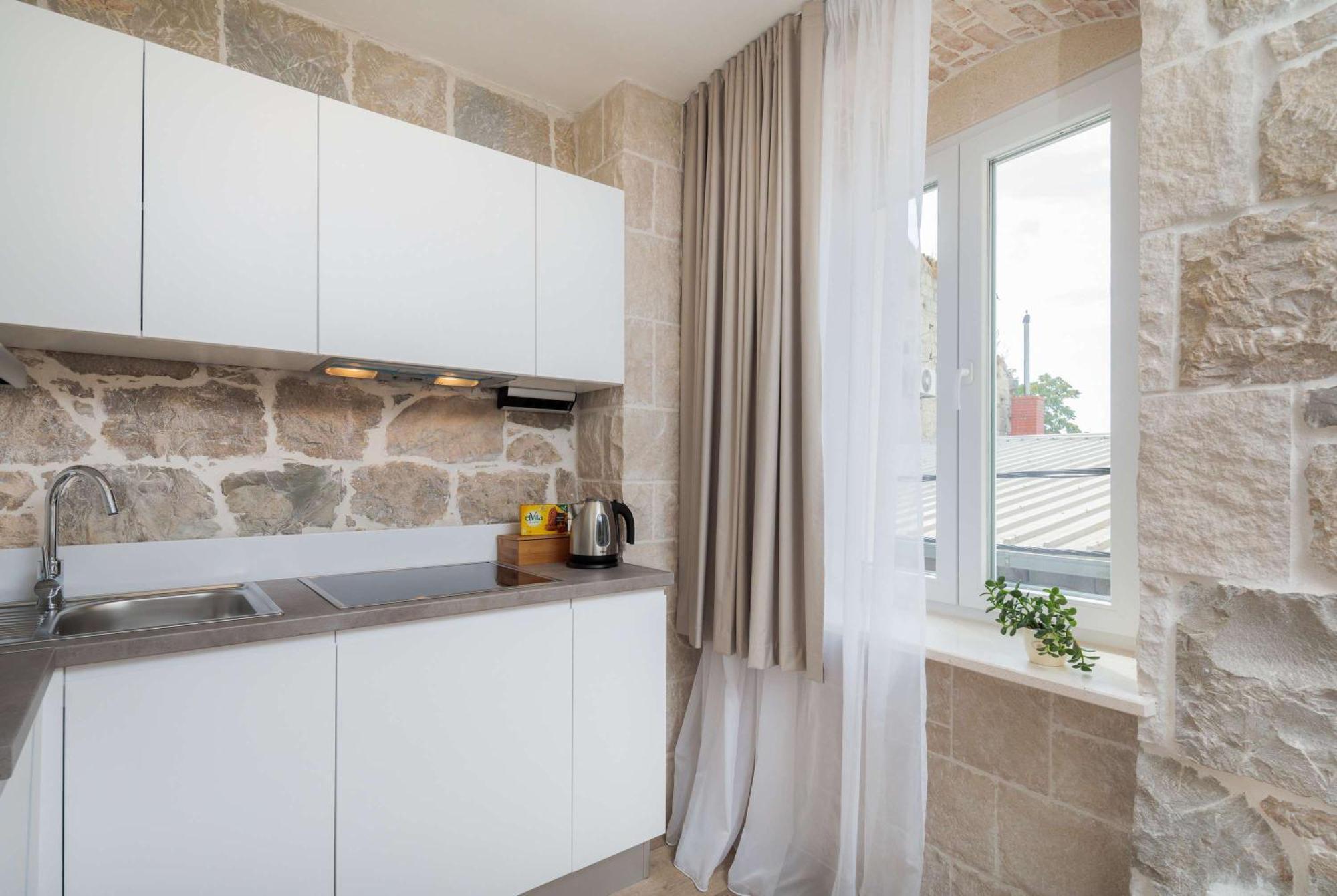 Mediterra 4*